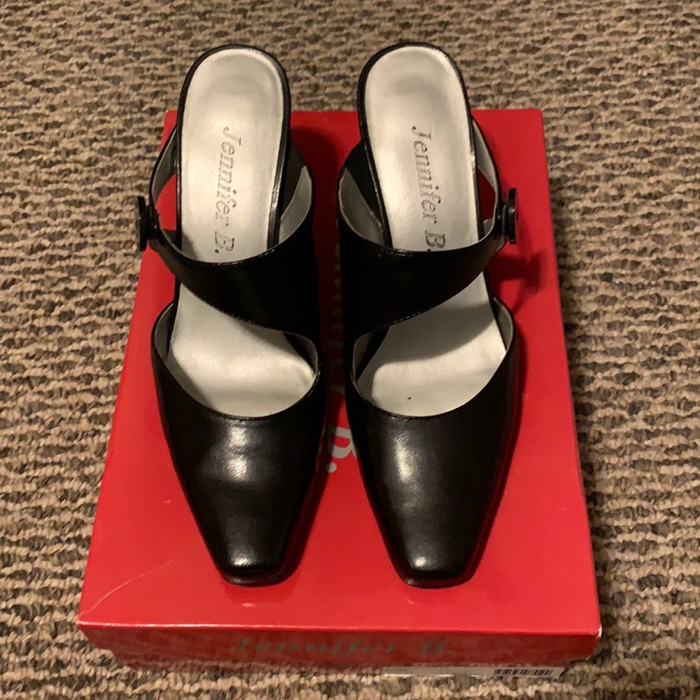 Jennifer B. Black pumps